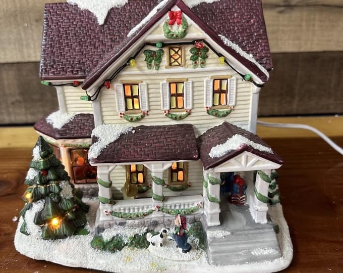 St Nicholas Square Village Collection Country House Illuminated Retired ...