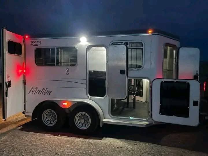 2008 Logan Coach Horse Trailers - 2 Horse Straight Load - $14,900