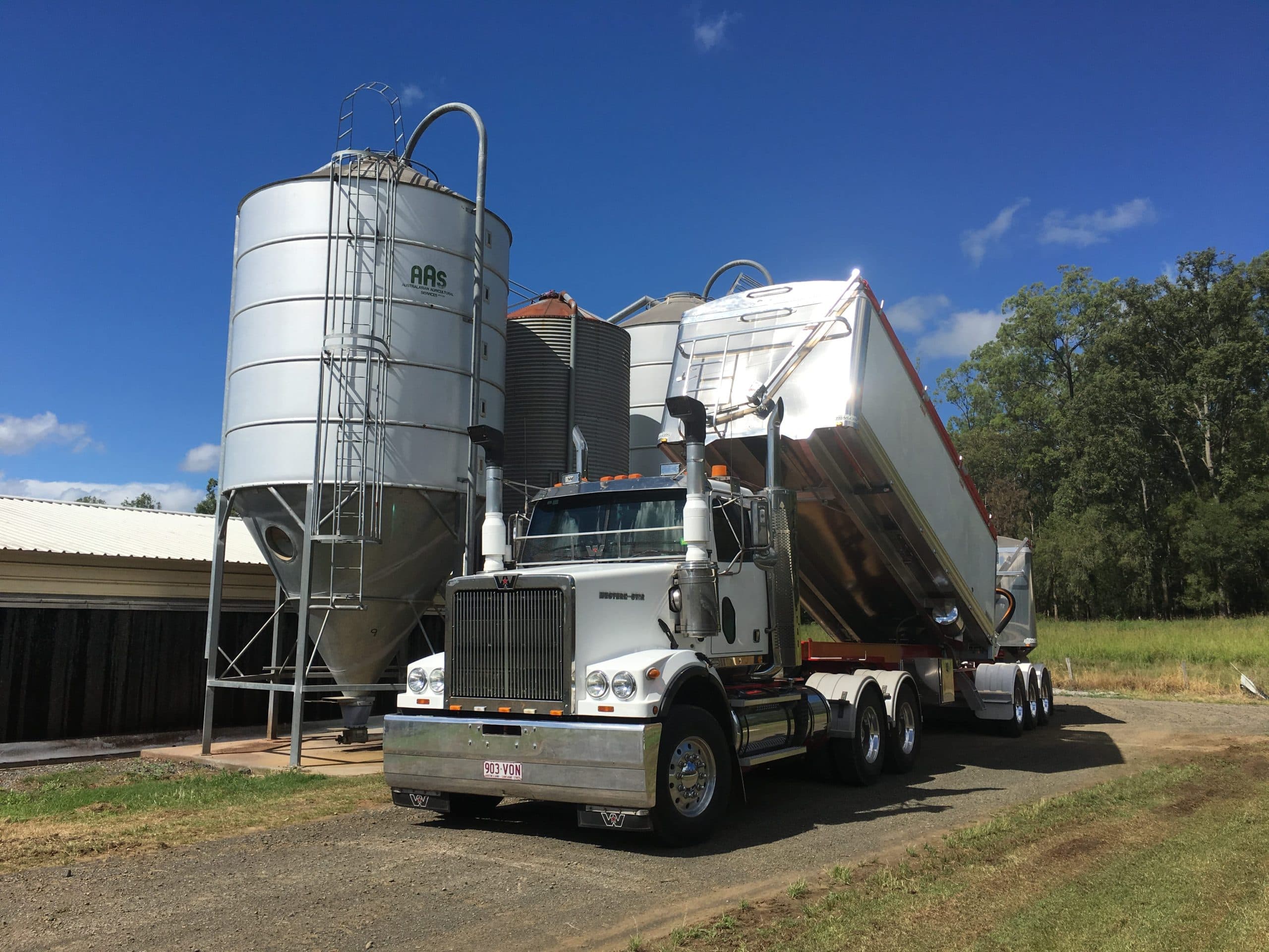 GLT Custom Feed Trailer - Efficient and Durable Solutions